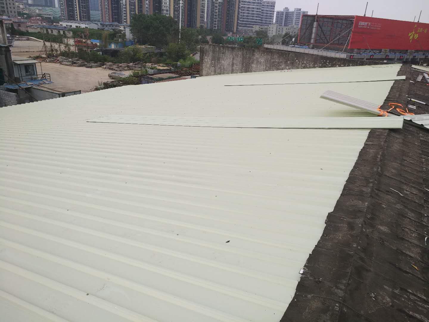 深圳市華南城倉庫鐵皮瓦翻新