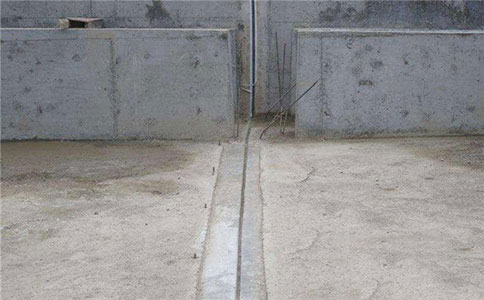 深圳中盛隆解析：屋頂漏水物業(yè)該擔(dān)責(zé)嗎？附深圳防水補(bǔ)漏解決方案